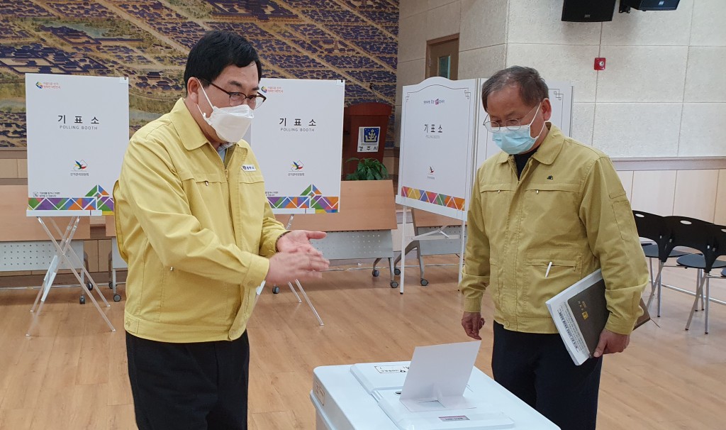 주낙영 경주시장이 총선 사전투표 준비상황 현장을 점검하고 있다 (2)