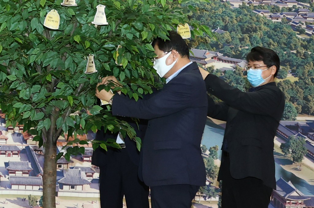 1.경주시, 민선7기 2주년 맞아 청렴다짐행사 가져(청렴소원지를 달고 있는 주낙영 경주시장)