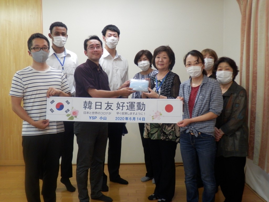 마스크를 전달받은 토치기현 NGO활동가들이 한국에 감사의 뜻을 전하고 있다(토치기현 오야마시)