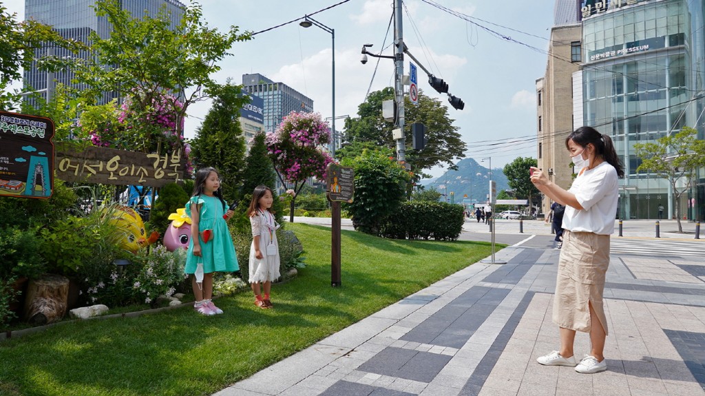 서울 청계광장에 설치돼 있는 경북 홍보 포토존에서 어린이들이 기념촬영 하고 있다.