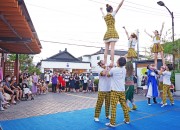 '인피니티 플라잉' 공연단이 7월31일 경주 황리단길(황남동 일원)에서 버스킹 공연을 선보이고 있다.-1