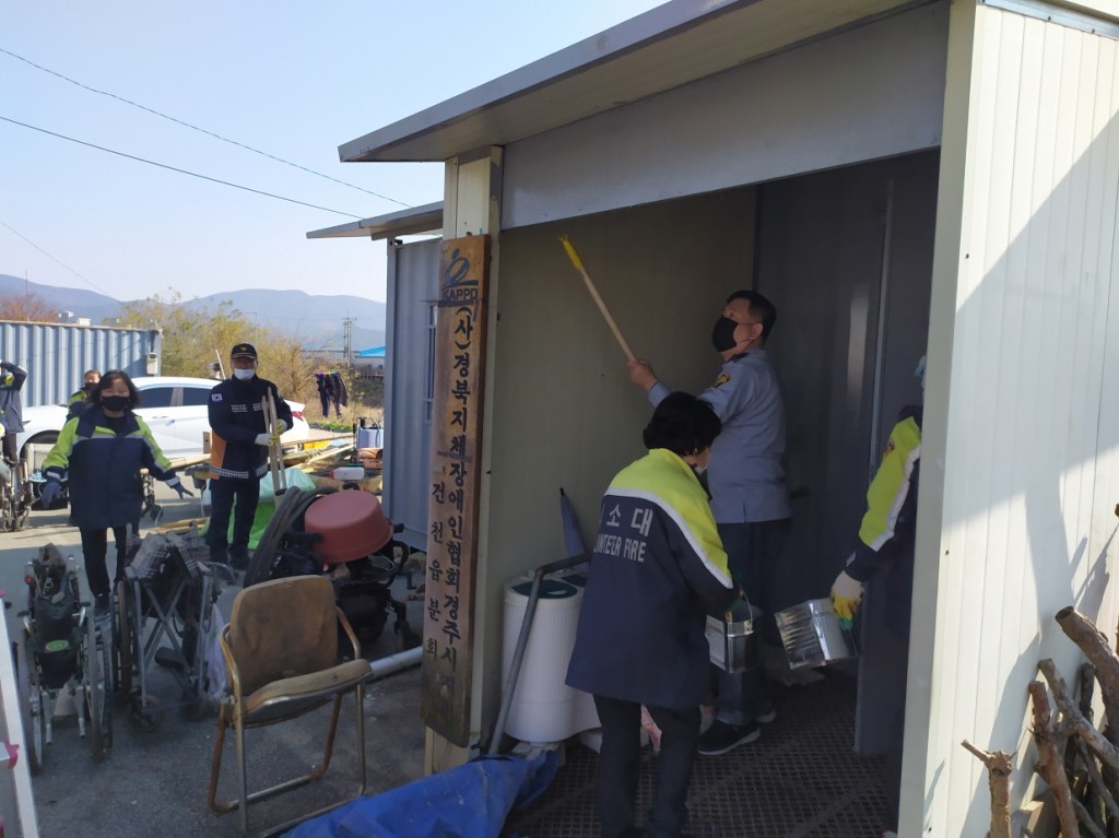 1. 건천읍 의용소방대 거동이 불편한 이웃을 위한 봉사활동 전개 (1)