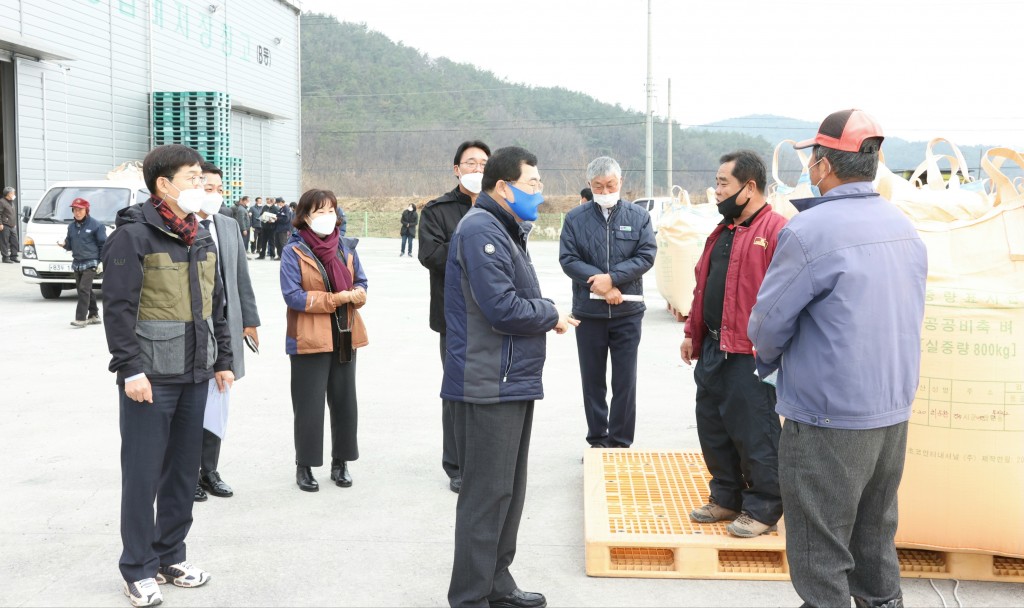 1. 주낙영 경주시장이 11월 27일 내남DSC를 방문해 농업인들의 애로사항 청취하며 격려하고 있다 (1)