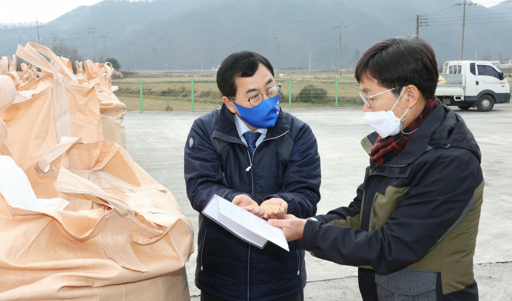 1. 주낙영 경주시장이 11월 27일 내남DSC를 방문해 농업인들의 애로사항 청취하며 격려하고 있다 (3)