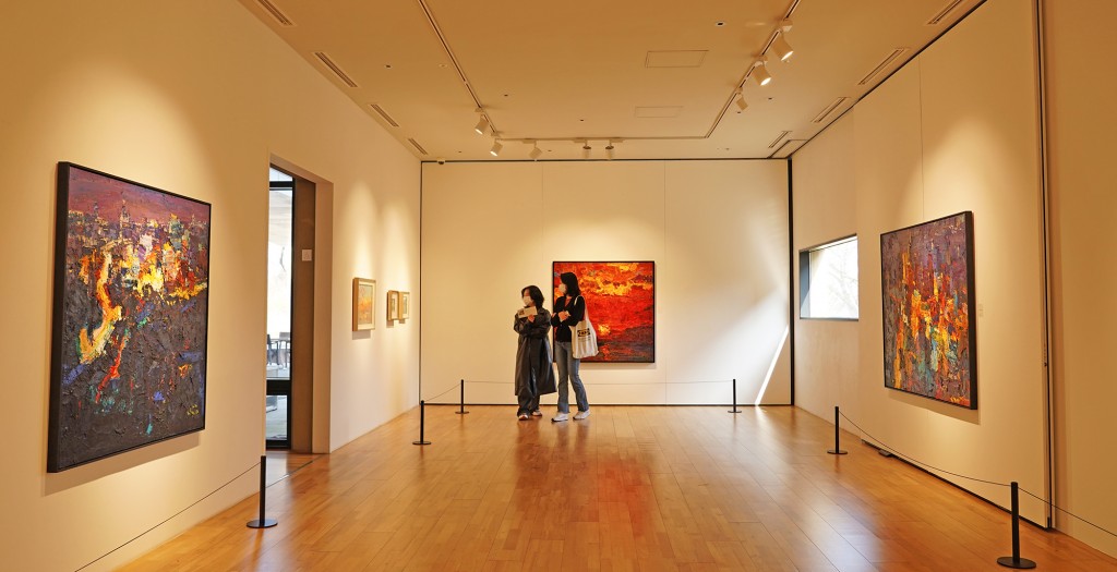 17일 솔거미술관을 방문한 관람객들이 '경북미술인 지원사업 선정작가' 전시 작품을 관람하고 있다.-2