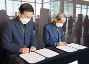 25일 오후 경주타워에서 열린 네트워크 파트너십에서 류희림 경주엑스포 사무총장(왼쪽)과 손원조 취연벼루박물관 관장(오른쪽)이 협약서에 서명을 하고 있다