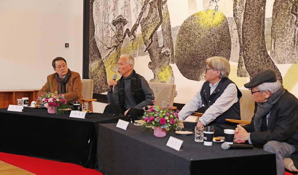 3일 경주엑스포 솔거미술관에서 열린 '배우 노주현과 3인 작가와의 대화'에 참석한 배우 노주현 씨와 박대성 작가, 심정수 작가, 김경인 작가(왼쪽에서 부터)-1