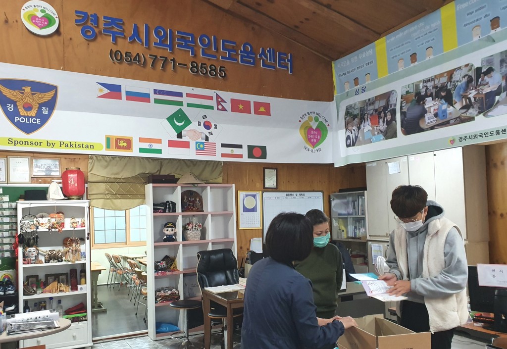 4. 경주시, 외국인 마스크 착용방법 홍보 (리플릿 배부)