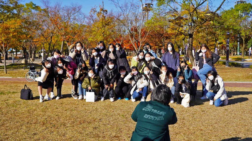 4일 현장체험학습을 위해 경주엑스포공원을 방문한 계림중학교 학생들이 기념촬영을 하고 있다