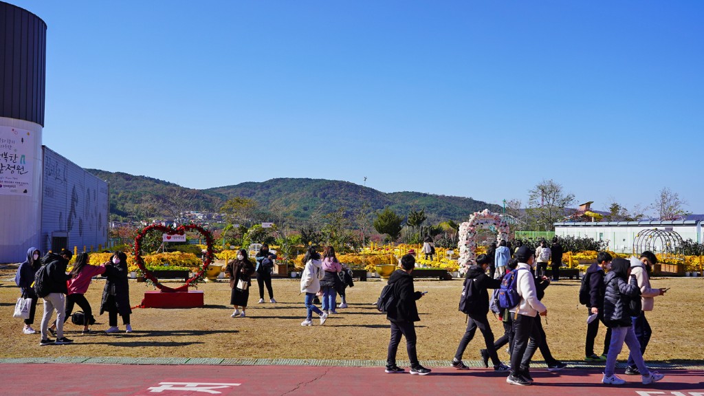 4일 현장체험학습을 위해 경주엑스포공원을 방문한 계림중학교 학생들이 즐거운 시간을 보내고 있다