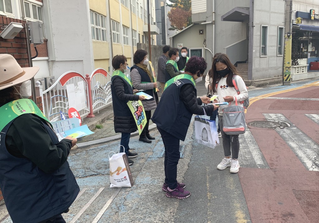 5. 경주시, 어린이 보호구역 내 교통안전 캠페인 (2)
