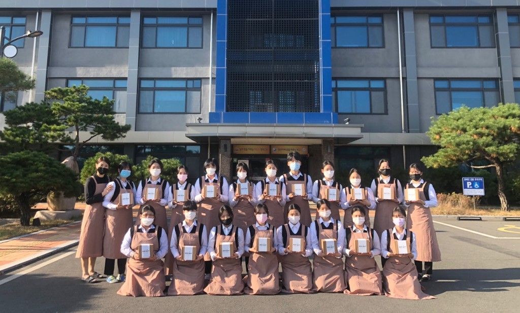 5. 삼성생활예술고 '네일 더 예쁨' 동아리 어르신들에 '핸즈온 나눔 키트' 전달 (1)