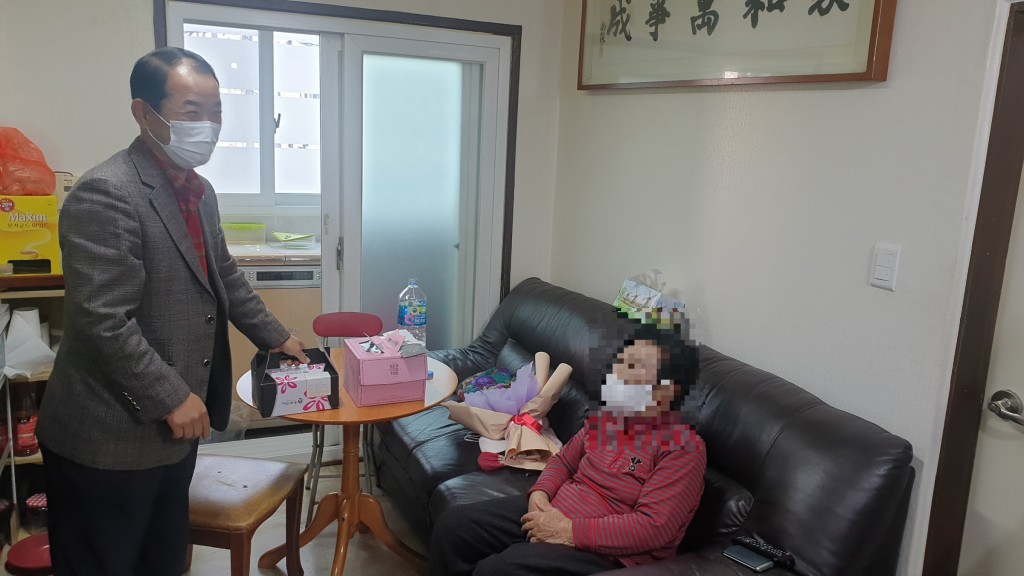 5. 황성동 독거노인 기념일 챙기기와 안부전화사업 (2)