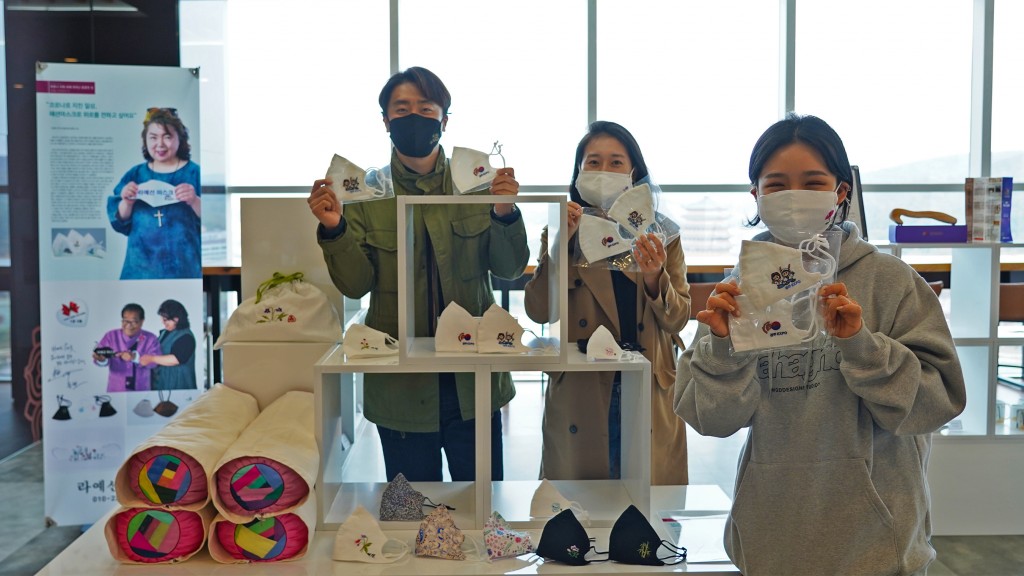 경주엑스포는 화랑·원화 캐릭터와 경주 문화재가 수놓아진 친환경 디자인 마스크를 선보였다.-1