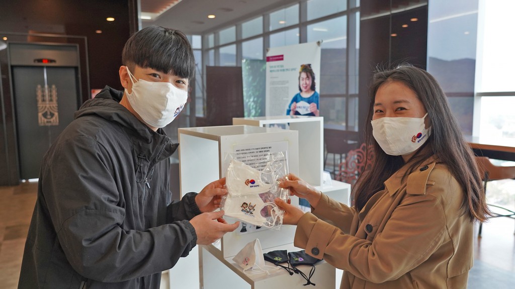 경주엑스포는 화랑·원화 캐릭터와 경주 문화재가 수놓아진 친환경 디자인 마스크를 선보였다.