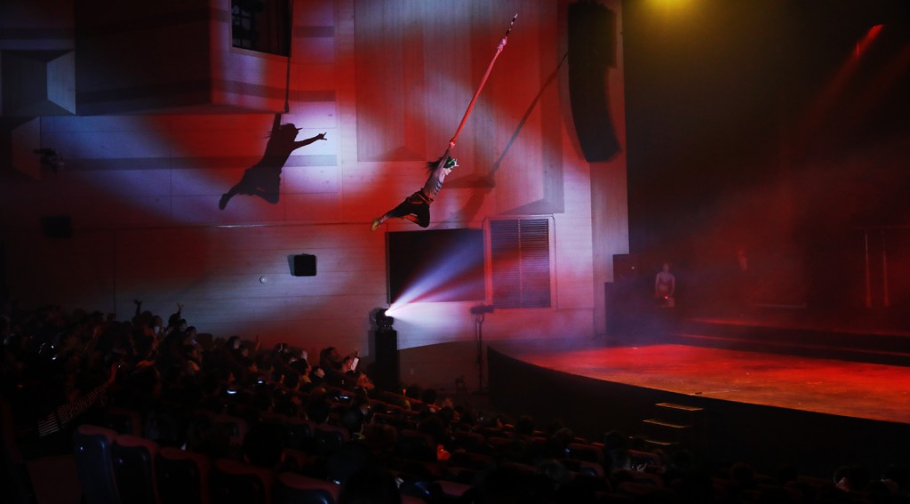 '인피니티플라잉' 공연 하이라이트 장면인 도깨비 역할 배우가 와이어 액션장면