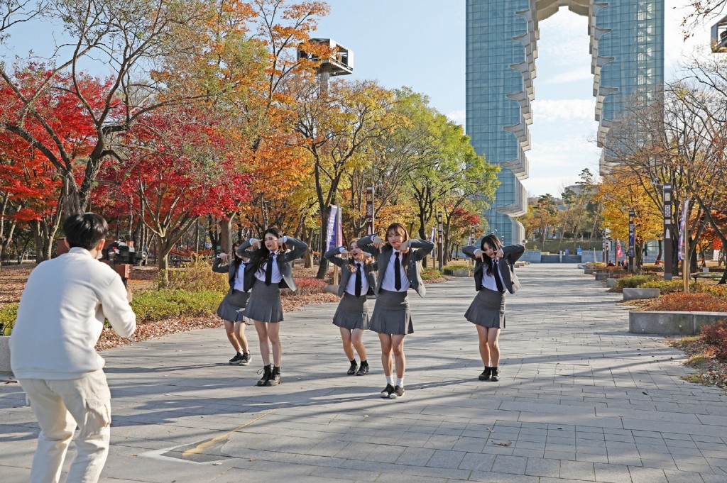 지난 5일 DIA TV는 경주엑스포공원과 경주타워를 배경으로 유튜버 '카가와 유'의 댄스 영상을 촬영했다.