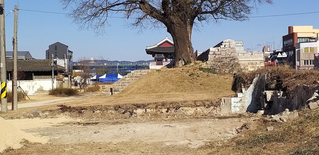 2. '경주 사적지 정비 사업', 내년에는 ‘더’탄력 받나_경주읍성 전후합성사진 (3)