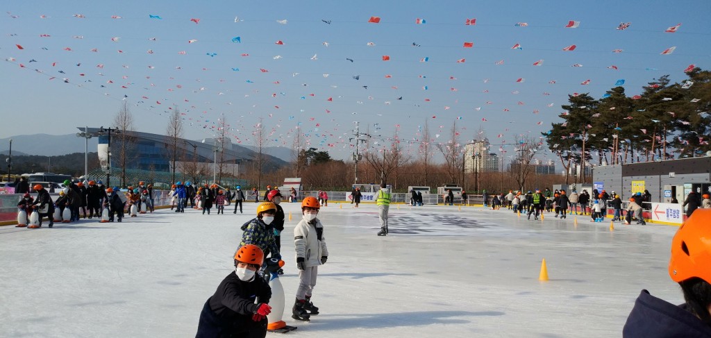 2. 1000원의 행복’···경주시 첫 공공 야외 스케이트장, ‘인기몰이’