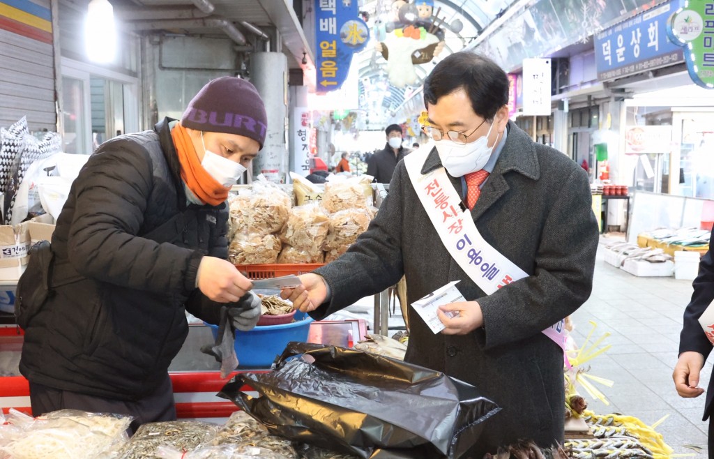 주낙영 경주시장, 설 앞두고 전통시장 방문 (2)