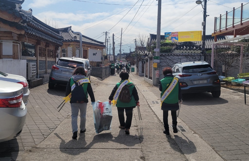 3. 경주시, 새봄맞이 대대적 환경정비로 도시 분위기 쇄신 나선다(사진은 지난 5일 황남동 새마을단체에서 환경정비를 하는 모습)