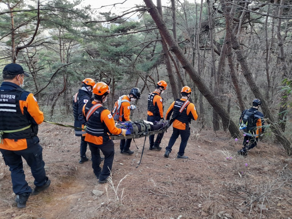 20210406 보도자료 사진(21년 3월 경주 남산 구조활동)