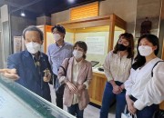 26일 문화가 있는 날에 참석한 경주엑스포대공원 직원들이 취연벼루박물관 손원조 관장에게 설명을 듣고 있다.