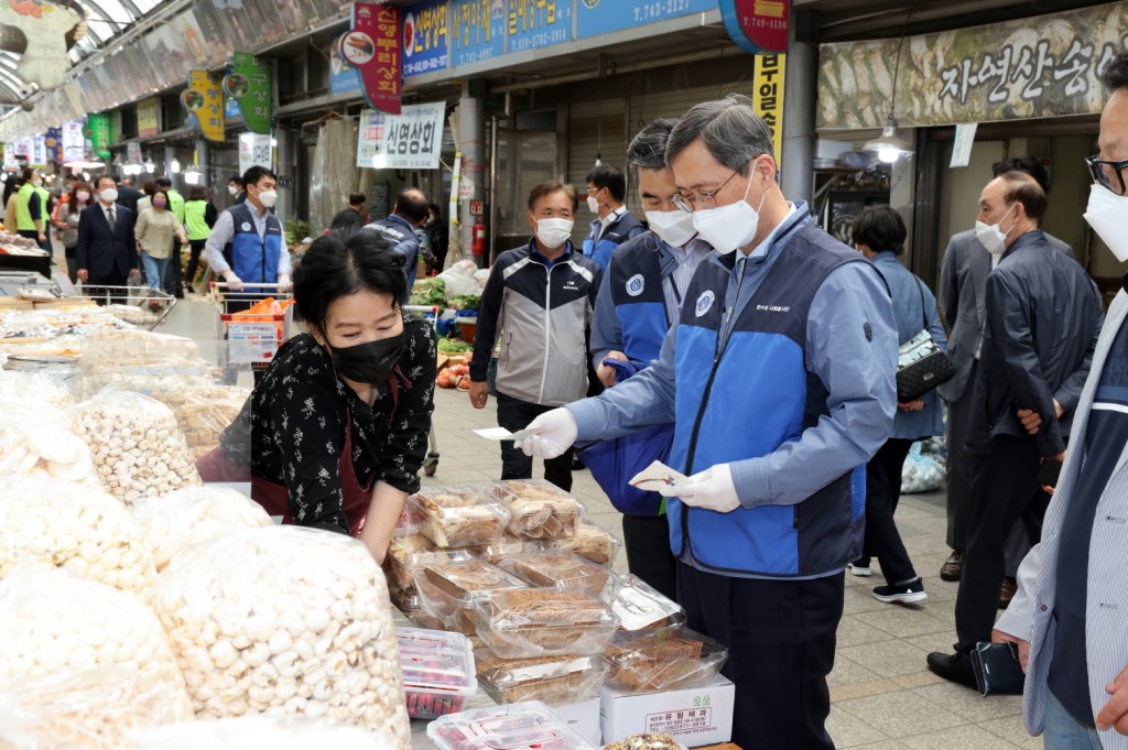 사진4. 한수원, 경주지역 전통시장 장보기행사에서 직접 물건을 구매하고 기념품을 나누어주는 정재훈 한수원 사장