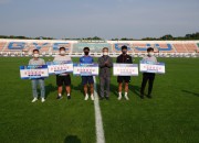 사진1. 지난6일 한수원축구단이 경주 관내 축구팀에 훈련용품을 후원했다. (왼쪽에서 네번째 박상형 한수원 경영부사장)