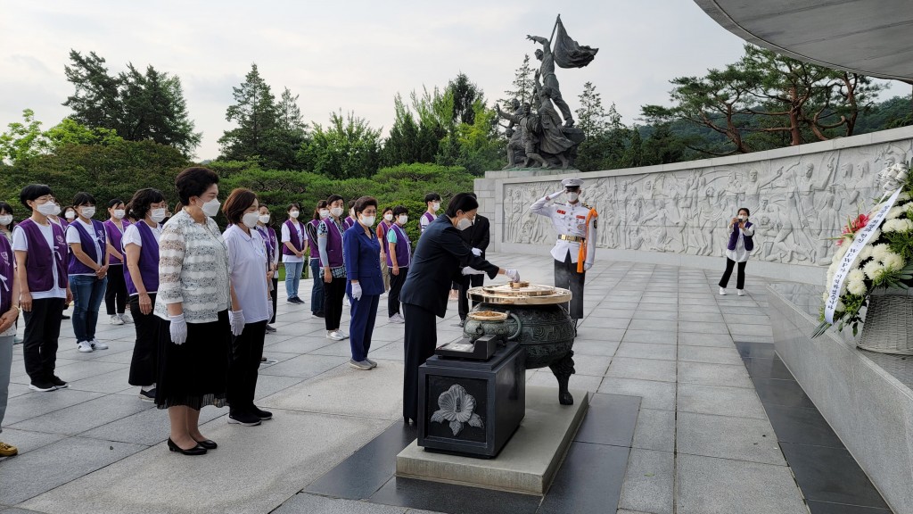 현충원 참배 헌화와 분향