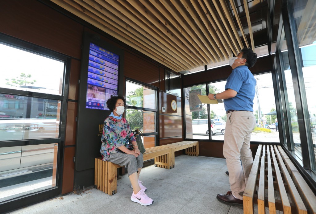 1-3. 버스정류장에 스크린도어·공기청정기·냉난방기가... 경주에도 최첨단 미래형 버스정류장이 떴다