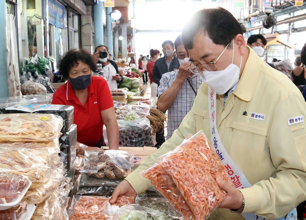 1. 주낙영 경주시장 민생 행보... 추석장 보러 전통시장 찾아 (2)