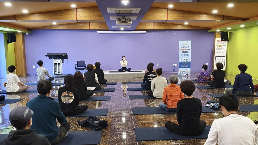 1.웰니스페스타 참가자들이 유튜버 빵느와 함께 _웰니스 홈트_를 체험하고 있다.