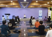 1.웰니스페스타 참가자들이 유튜버 빵느와 함께 _웰니스 홈트_를 체험하고 있다.