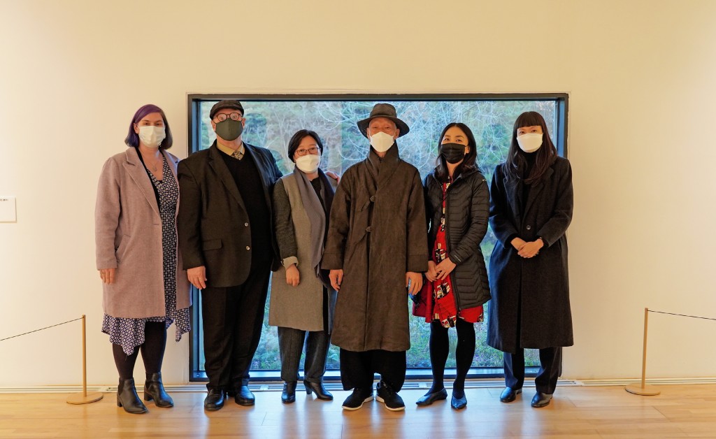 15일 경주엑스포대공원 솔거미술관에서 열린 한국화 브랜딩 컨퍼런스에 참석한 박대성 화백(오른쪽 세번째)과 미국에서 방문한 미술관계자들이 기념촬영을 하고 있다.