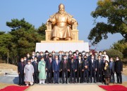 3. 경주시, 신라시조 박혁거세 동상 제막식 열어 (1)