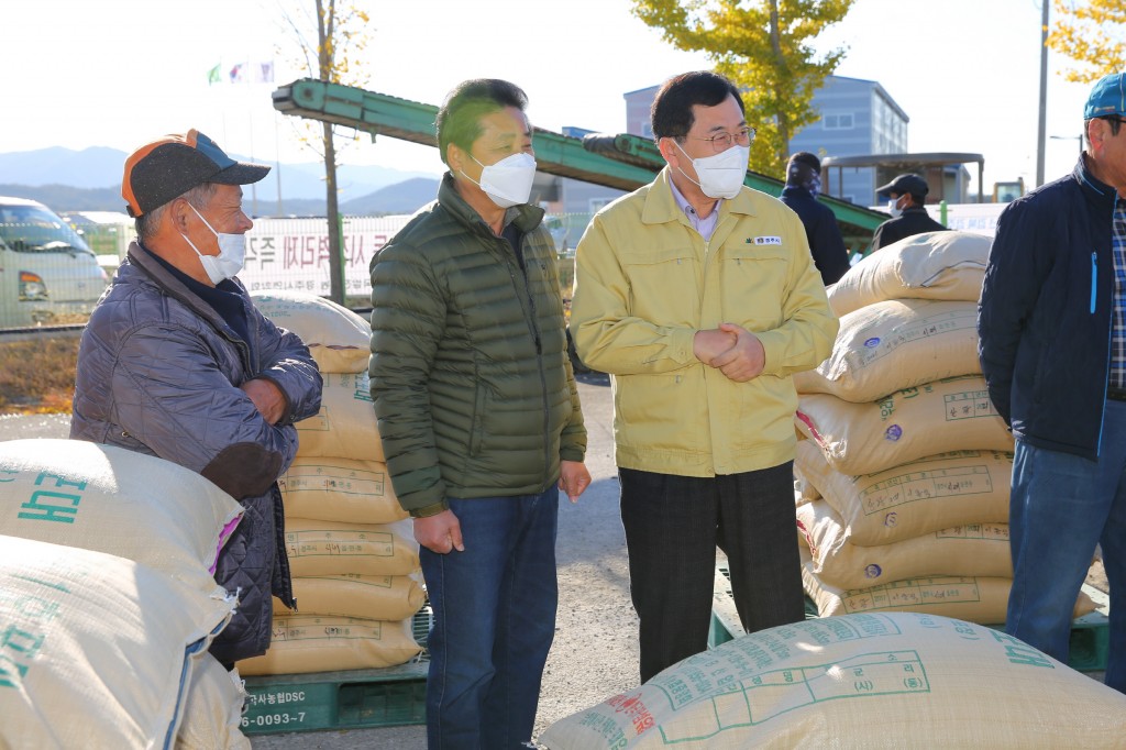 3. 주낙영 경주시장, 2021년 공공비축미 매입현장 살펴 (3)