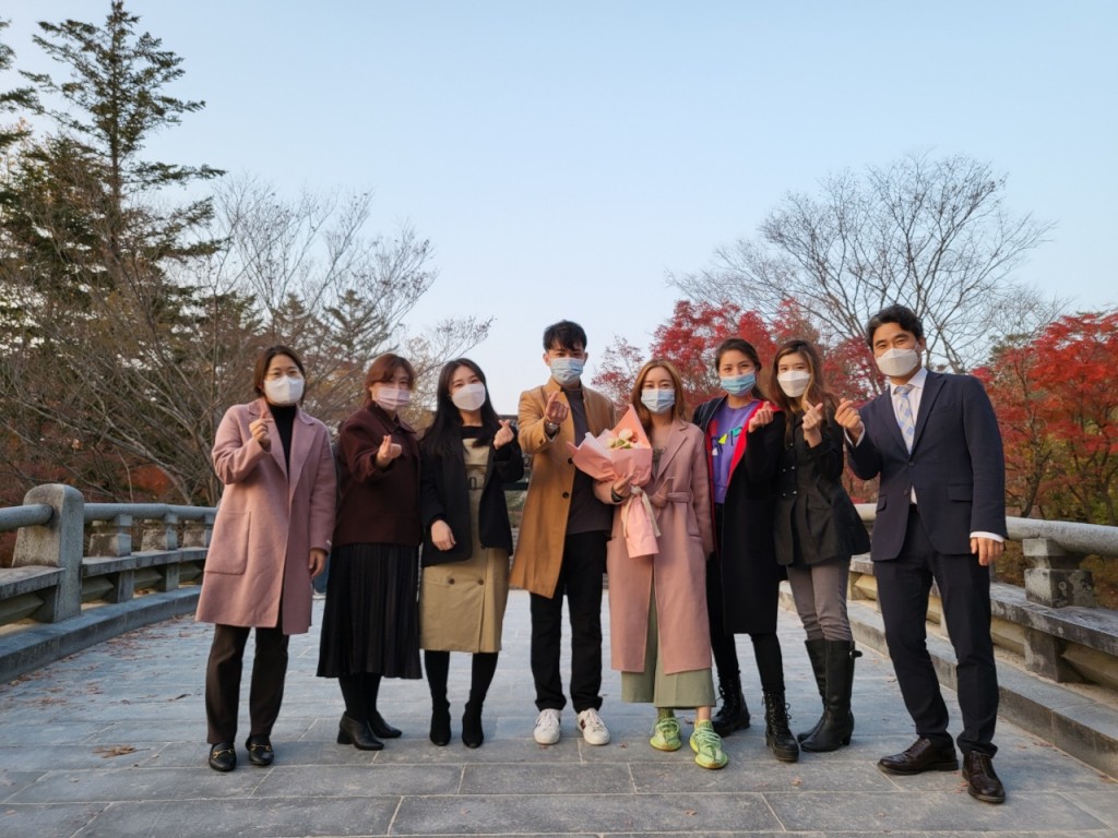 경북문화관광공사 관계자들이 현지 인플루언서들과 기념촬영을 하고 있다.