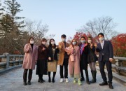 경북문화관광공사 관계자들이 현지 인플루언서들과 기념촬영을 하고 있다.