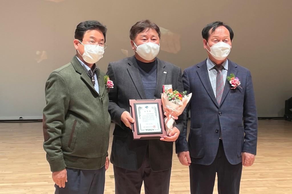 경상북도문화관광공사가 자원봉사 유공자 표창을 수상하고 있다(왼쪽부터 이철우도시자, 공사 사회적가치팀장 박광돈, 경상북도 도의회 의장 고~