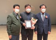 경상북도문화관광공사가 자원봉사 유공자 표창을 수상하고 있다(왼쪽부터 이철우도시자, 공사 사회적가치팀장 박광돈, 경상북도 도의회 의장 고~