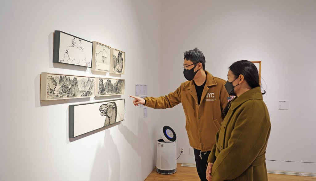 경주엑스포대공원 솔거미술관에서 진행되고 있는 원융무애 전시에 방문한 관람객이 작품을 감상하고 있다.-1