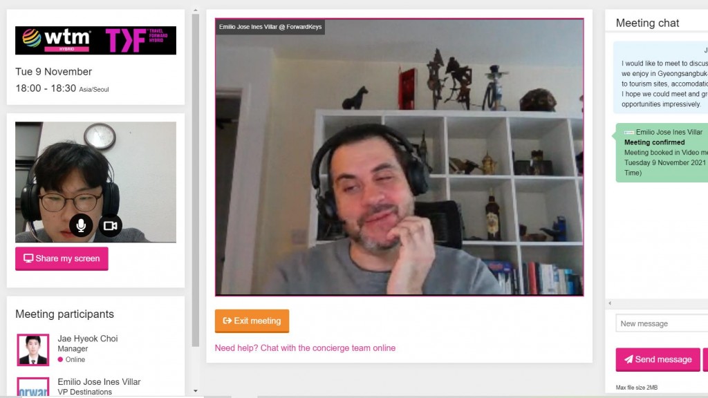 공사직원이 경북온라인부스에 참가한 외국인고객에게 경북을 알리고 있다.