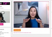 공사직원이 경북온라인부스에 참가한 외국인고객에게 경북을 알리고 있다.2