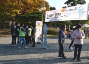 관광객들이 보문호반 힐링걷기에 참여하고 있다.