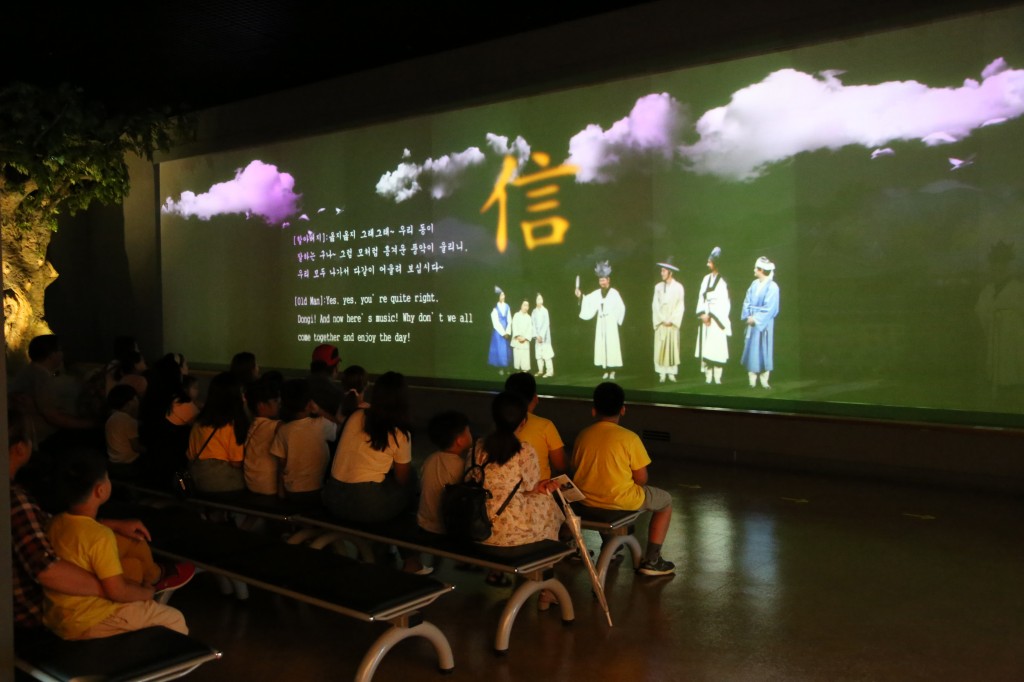 관광객들이 유교랜드에서 관림하고 있다.