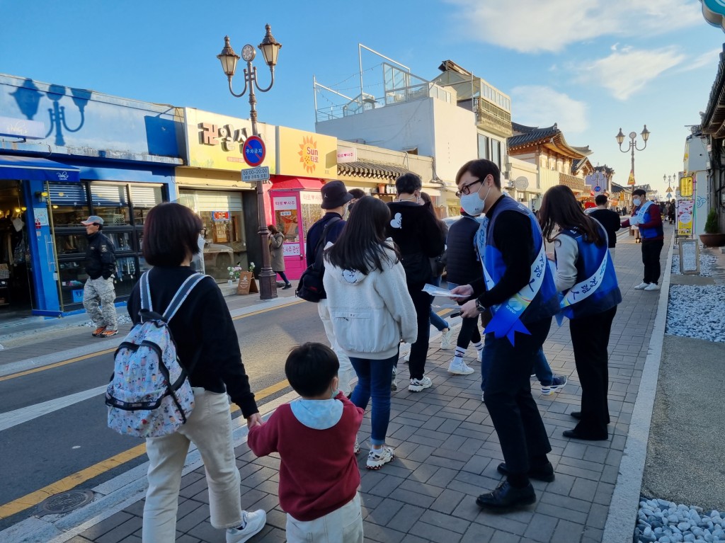 사진2. 한수원 수소융복합처 임직원들이 황리단길에서 관광객들에게 청렴기념품을 나눠주고 있다