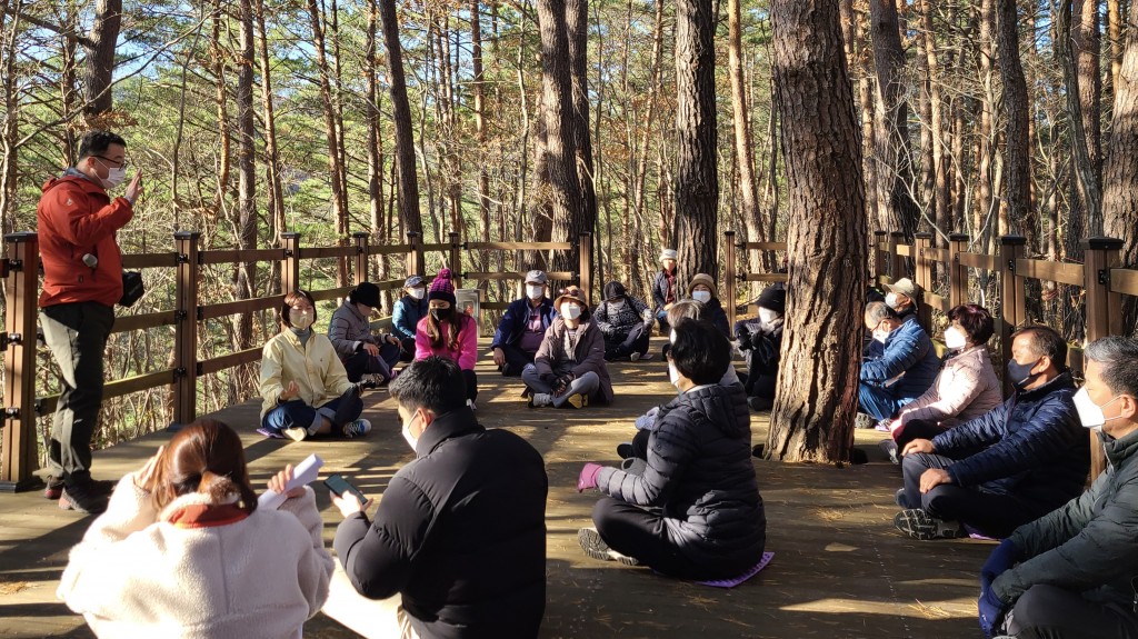 웰니스페스타 참가자들이 체험프로그램을 진행하고 있다.2