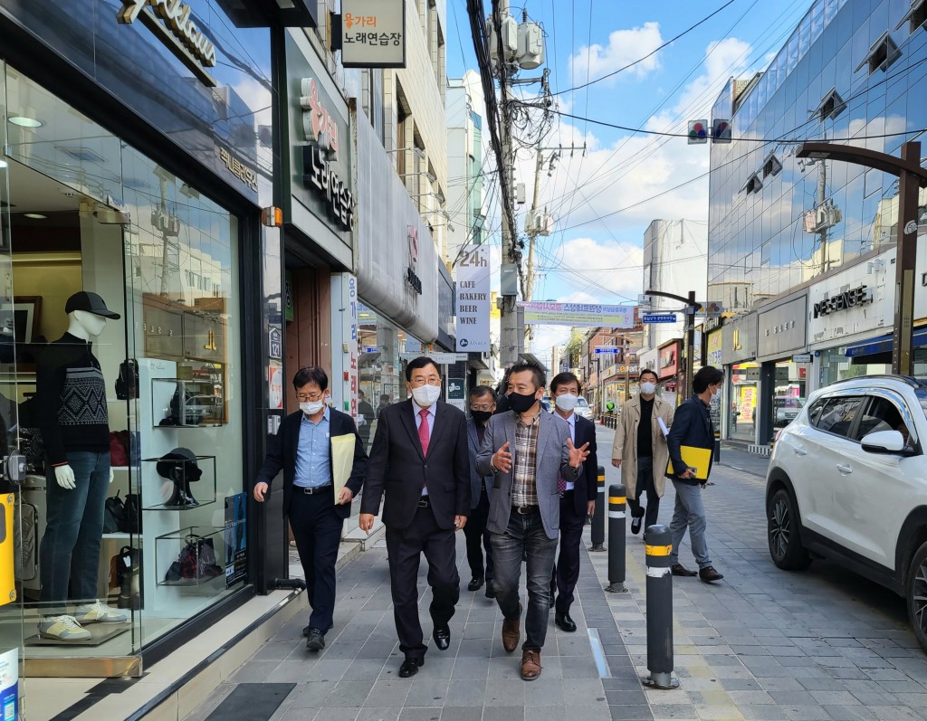 주낙영 경주시장이 관련자들과 함께 상가 거리를 둘러 보는 모습