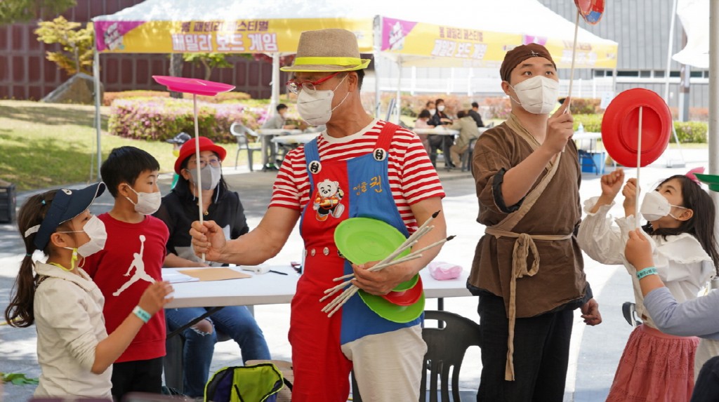 지난 5월 펼쳐진 경주엑스포대공원 '봄 패밀리 페스티벌' 당시 야외 체험 공연에 참가중인 어린이들